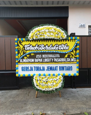 Papan Bunga Duka di Biuk